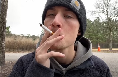 Лечение зависимости от табакокурения в Стрежевом Мужчина с сигаретой делает затяжку