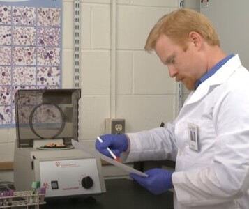 Клиника лечения наркозависимости в Стрежевом Врач в кабинете клиники